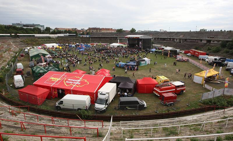 Brněnský stadion za Lužánkami v sobotu odpoledne rozezněli Iné Kafé, Michal Hrůza nebo David Koller. Poslechnout si je přišlo několik stovek lidí, neodradilo je zatažené nebe ani to, že největší hvězda festivalu Létofest, Karel Gott, nakonec nevystoupil.