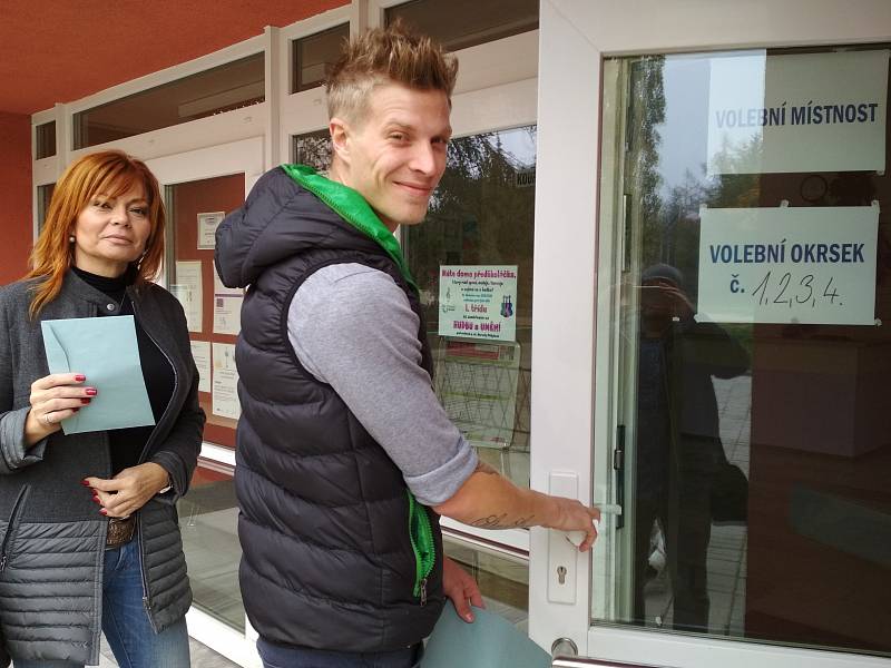 Přesně ve dvě hodiny přišli první voliči k urnam do Základní školy Pražská ve Znojmě. Chodí jak starší lidé, tak mladé rodiny.