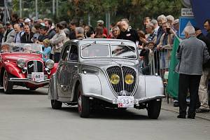 Na akci Jízda do vrchu a výstava historických vozidel se představilo na tři sta automobilů a motocyklů.