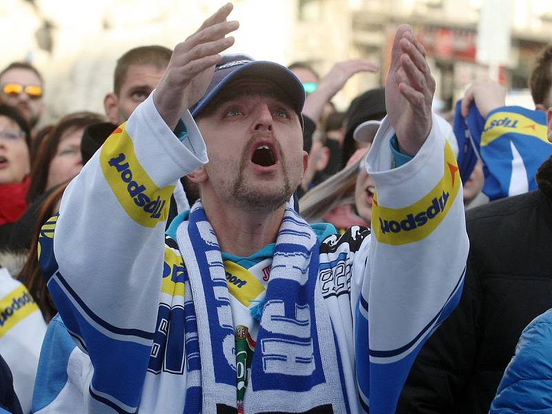  Tisíce fanoušků se znovu sešly před velkoplošnými obrazovkami na brněnském Zelném trhu, aby fandily Kometě ve třetím zápase finálové série hokejové extraligy proti Bílým Tygrům z Liberce.