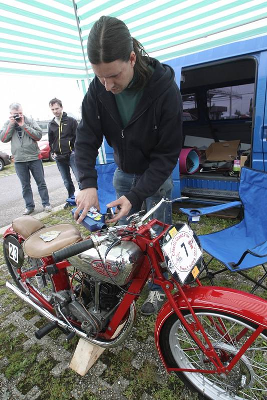 Akce zaměřená výhradně na historické vozy a motocykly připomněla slavnou éru původního Masarykova okruhu, který dlouhé roky hostil evropský šampionát cestovních vozů a formulí. 