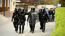 Tréninku Speciálních pořádkových jednotek se v úterý účastní více než čtyři sta policistů. 