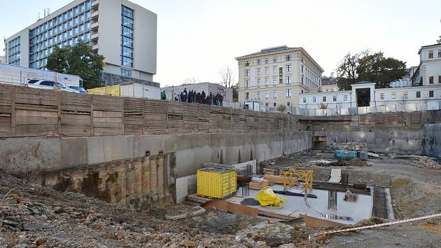 Čtyřicítka Brňanů se v neděli odpoledne podívala na staveniště, kde má už v roce 2020 stát Janáčkovo kulturní centrum. 