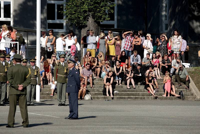 Kromě vyhlášení nejzdatnějších studentů a pasování nejlepšího studenta si diváci mohli prohlédnout i vojenskou techniku a zbraně nebo nové laboratoře univerzity. Nad návštěvníky při odpochodování absolventů dvakrát prolétly vrtulníky a bojová letadla.