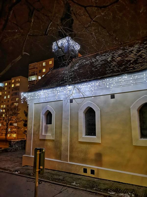 Vánoční výzdobu tam každoročně nechají nainstalovat představitelé bohunické radnice..