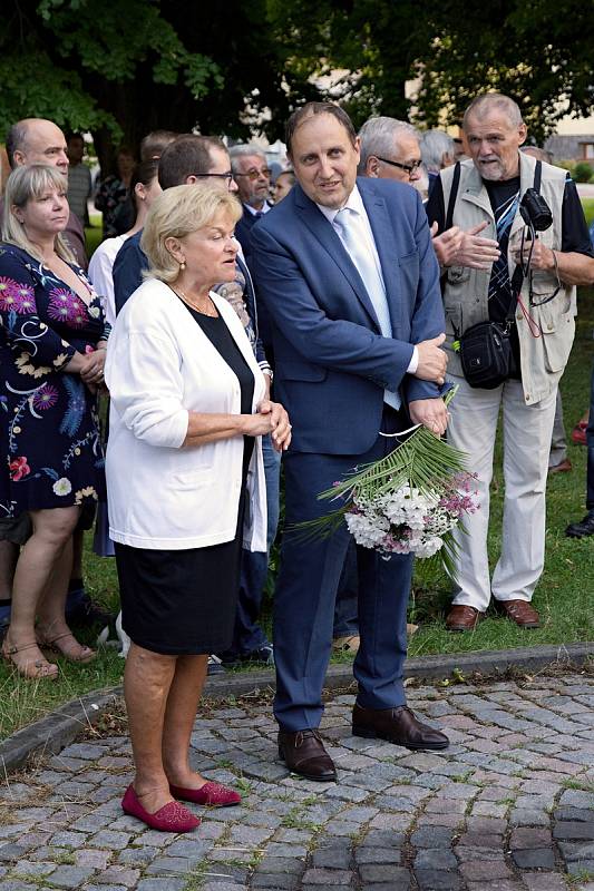 K poctě lékaře a vojáka Josefa Liškutína v Tvarožné odhalili desku a pokřtili knihu.