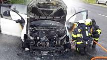 Motor auta hořel ve středu ráno v Komíně v Brně.