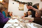 Na Vánoční dílně v centru Brna si děti a jejich rodiče mohli vyrobit svíčku, cukroví či z modelíny vykrojit vánoční ozdoby.