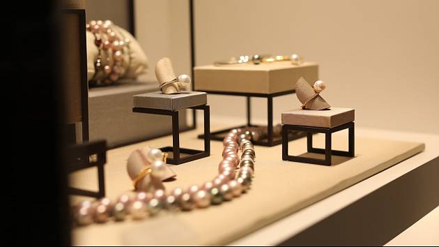 Výstava perlových šperků v brněnském butiku Halada