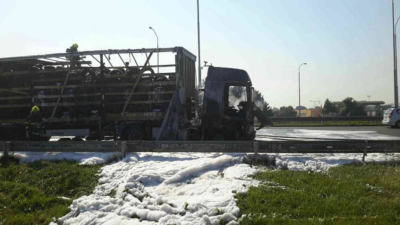 Na dálnici D1 na 196. kilometru ve směru na Prahu hořel kamion převážející pneumatiky, hasiči škodu odhadli na 2,2 milionu korun.