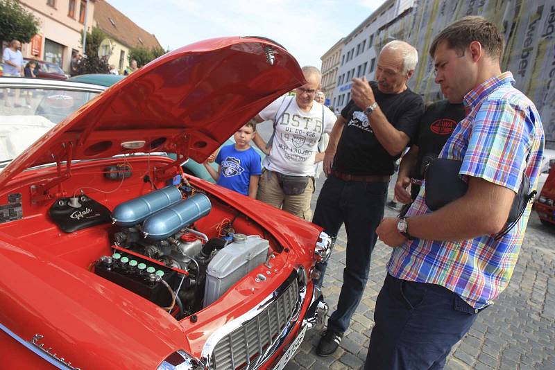 Desítky historických aut a motorek v sobotu lidé obdivovali v Tišnově a Lomnici na Brněnsku. Konal se tam šestnáctý ročník Přehlídky elegance historických vozidel.