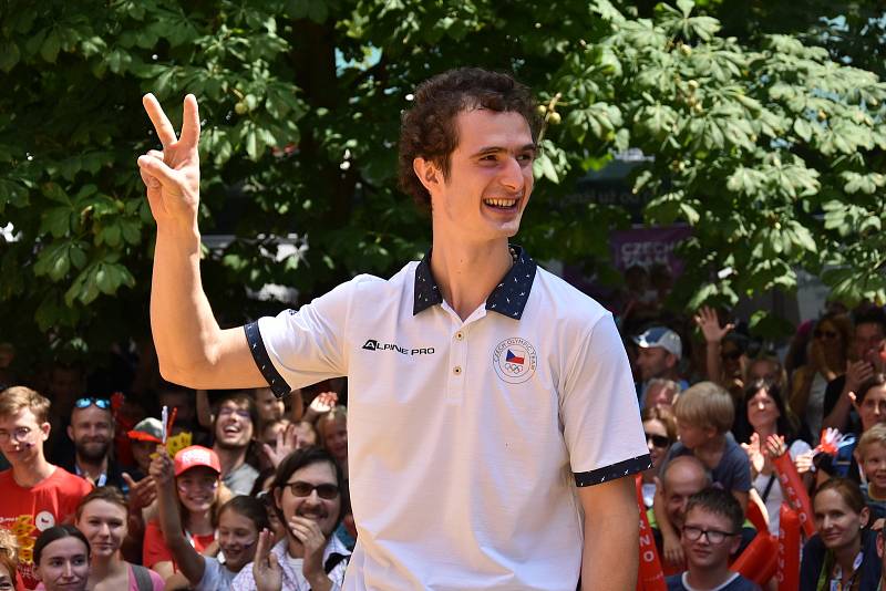 Lezec Adama Ondra byl bouřlivě přivítán na brněnském olympijském festivalu.