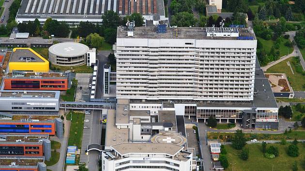 Letecký pohled z vrtulníku na areál Fakultní nemocnice Brno v Bohunicích. Ilustrační foto.