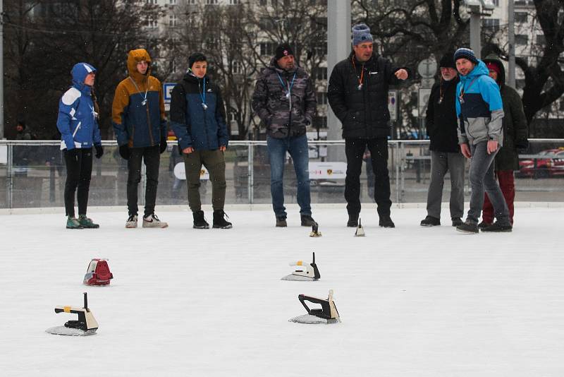 Poslední únorový den se přišli lidé na lední plochu kluziště pod Joštem utkat v žehlingu. Po vzoru curlingu posílali po ledě žehličky.