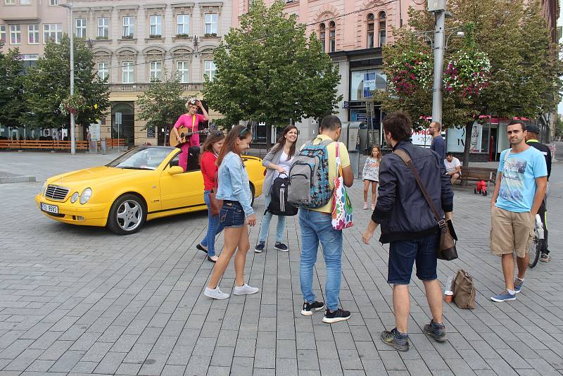 Umělci v Brně hráli na autech, balkónech, rikšách i na ulici. Součástí festivalu Maraton hudby byl i busking