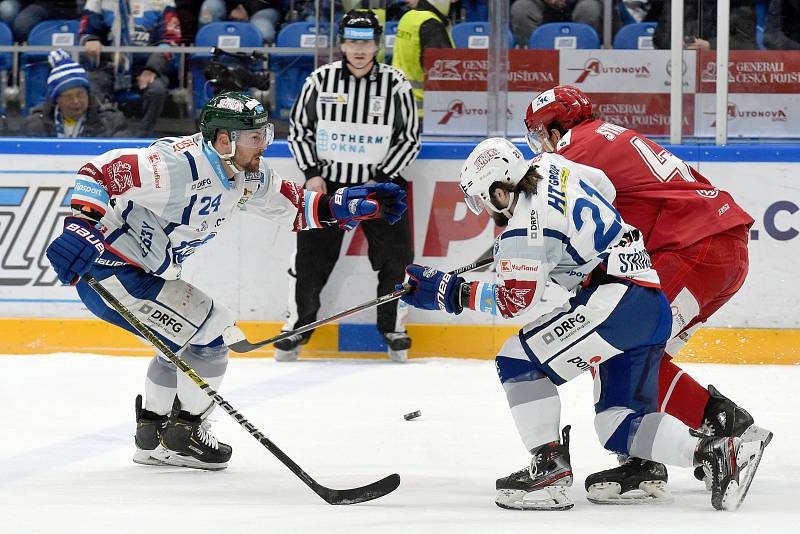 Domácí HC Kometa Brno (bílá) proti HC Oceláři Třinec (červená)