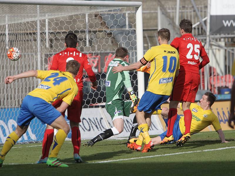 Na nově zastřešené západní tribuně stadionu v Srbské ulici si brněnští diváci vychutnali nejen lepší pohodlí, ale také vítězství domácí Zbrojovky 2:0 nad regionálním rivalem ze Zlína ve dvacátém kole první fotbalové ligy.