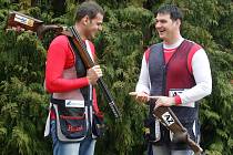 Brokoví střelci Jiří Lipták (vpravo) a David Kostelecký v olympijské přípravě. Na letošní svátek všech sportovců se ale podívá pouze jeden z nich.