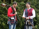 Brokoví střelci Jiří Lipták (vpravo) a David Kostelecký v olympijské přípravě. Na letošní svátek všech sportovců se ale podívá pouze jeden z nich.