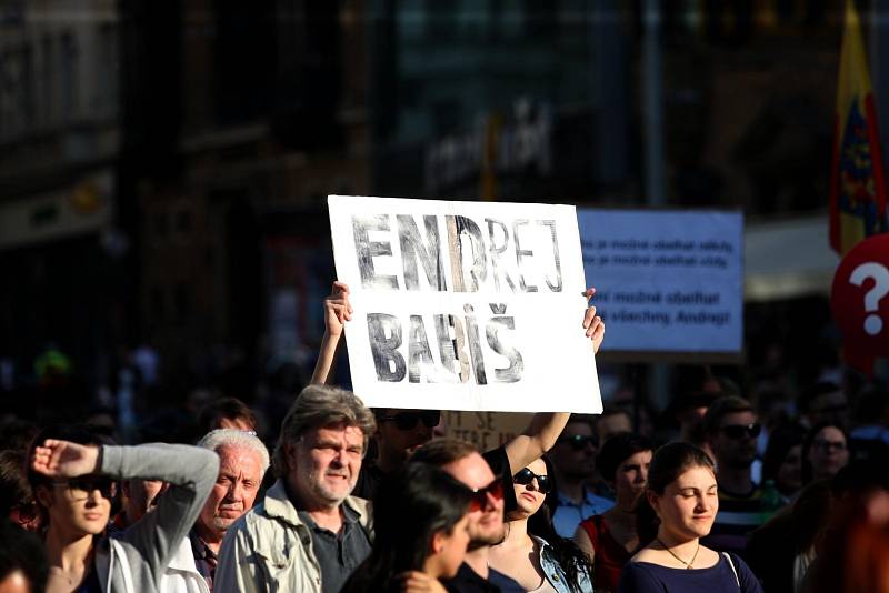 Další protesty proti chování prezidenta Miloše Zemana a ministra financí Andreje Babiše. V Brně se 17. května sešli lidé na náměstí Svobody na demonstraci Proč? Proto!