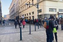 Fronta před Českou národní bankou v Brně ve čtvrtek 9. února ráno