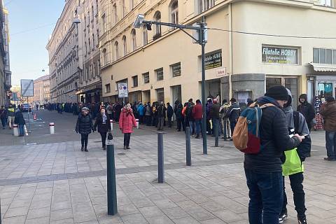 Fronta před Českou národní bankou v Brně ve čtvrtek 9. února ráno.
