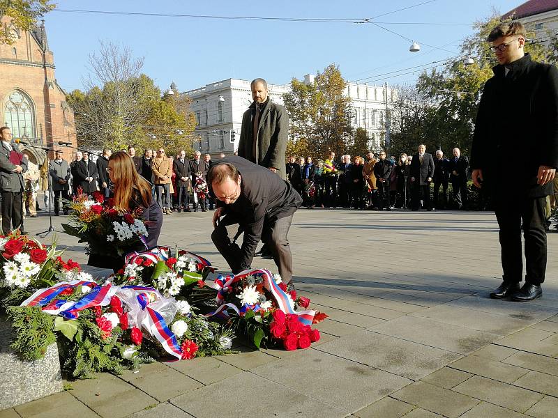Hold Masarykovi. U sochy prvního prezidenta se nahromadily květiny.