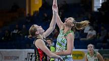 Basketbalistka Katarina Trehubová (v bílém s číslem 14) přišla do Králova Pole na začátku března jako posila na pozici pivotky.