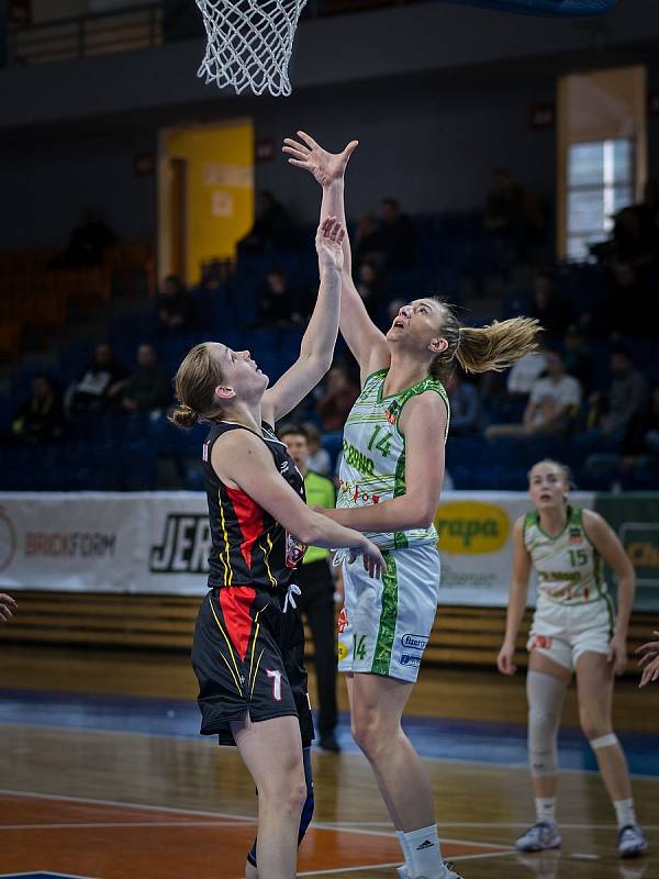 Basketbalistka Katarina Trehubová (v bílém s číslem 14) přišla do Králova Pole na začátku března jako posila na pozici pivotky.