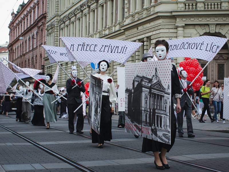 Posledním dnem vyvrcholil v pátek festival Na prknech, dlažbě i trávě, který trval od pondělí. Závěrečný program obstaral bláznivý Den masek, který do brněnských ulic přilákal stovky lidí.