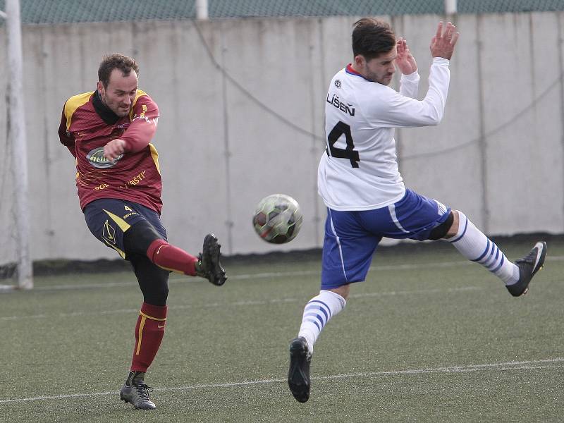 Především precizní standardní situace pomohly fotbalistům třetiligové Líšně (v bílém) v přípravném duelu s Tasovicemi. Divizního soka porazili 3:2, přičemž se trefili z rohu, volného přímého kopu a penalty.