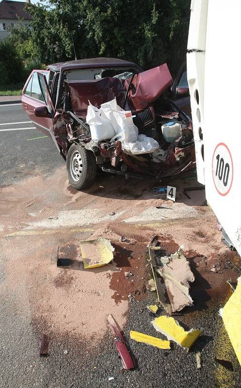 V Branišovicích na Brněnsku se srazil autobus s osobním autem.