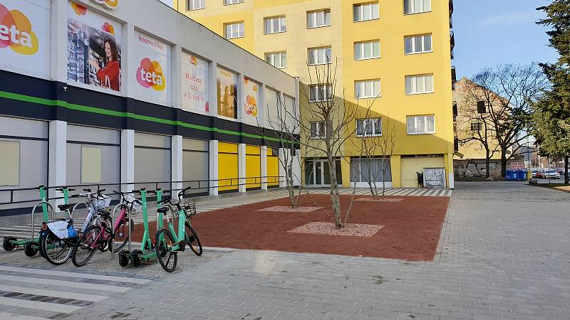 Nově upravené prostranství před supermarketem Albert na Mendlově náměstí v Brně.