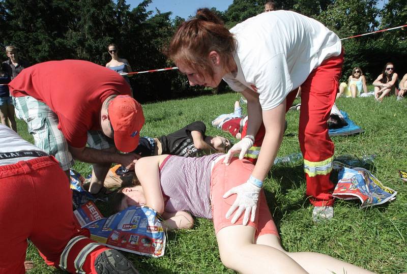 Pomoci zraněným na Moravském náměstí v Brně. Takový úkol čekal čtyřiatřicet družstev, která se zúčastnila Celostátní soutěže první pomoci s mezinárodní účastí. 