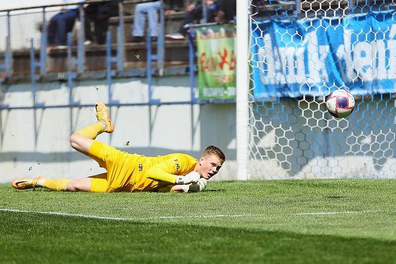 Fotbalisté Vyškova (v bílém) prohráli s vedoucí Zbrojovkou Brno na svém stadionu v Drnovicích 0:2.