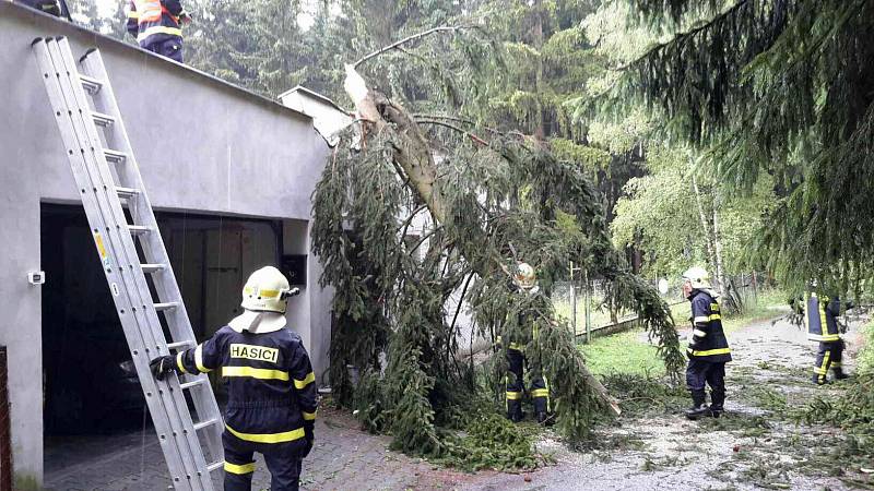 Dopravu v městě Brně zkomplikovaly silné pondělní deště. K nejvíce problémům vyjížděli hasiči do městských částí na východě města. Zasahovali ale také na desítkách míst po celé jižní Moravě.
