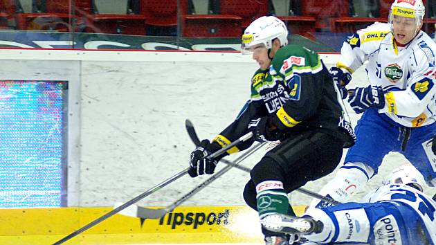 Kometa (v bílém) porazila Karlovy Vary 2:1 po samostatných nájezdech.