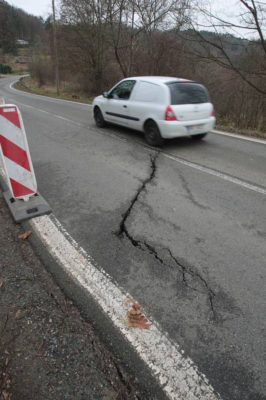 Kvůli prasklé silnici musejí řidiči počítat s dopravním omezením na Rakovecké ulici v brněnské Bystrci.