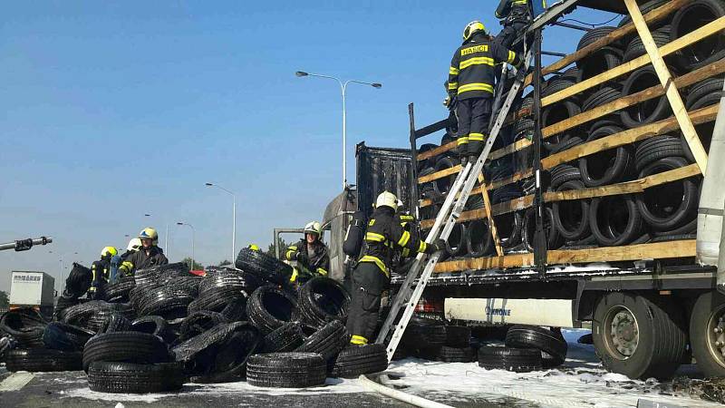 Na dálnici D1 na 196. kilometru ve směru na Prahu hořel kamion převážející pneumatiky, hasiči škodu odhadli na 2,2 milionu korun.