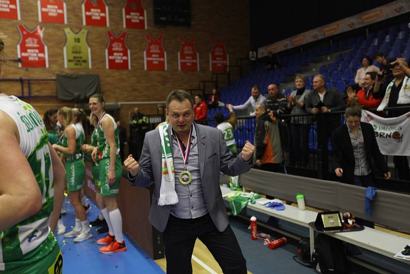 Královopolské basketbalistky (v zeleném) ovládly v Nymburce finále Českého poháru, když zdolaly Hradec Králové 72:69, a vybojovaly tak pro brněnský klub první trofej v některé z domácích soutěží.