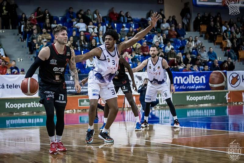 Brněnští basketbalisté (ve světlém) sehráli s favorizovaným Nymburkem vyrovnanou partii, obě mužstva se dostala přes stobodovou hranici.