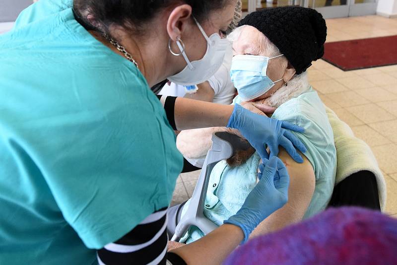 Očkování seniorů proti covidu-19 v očkovacím centru na brněnském výstavišti.