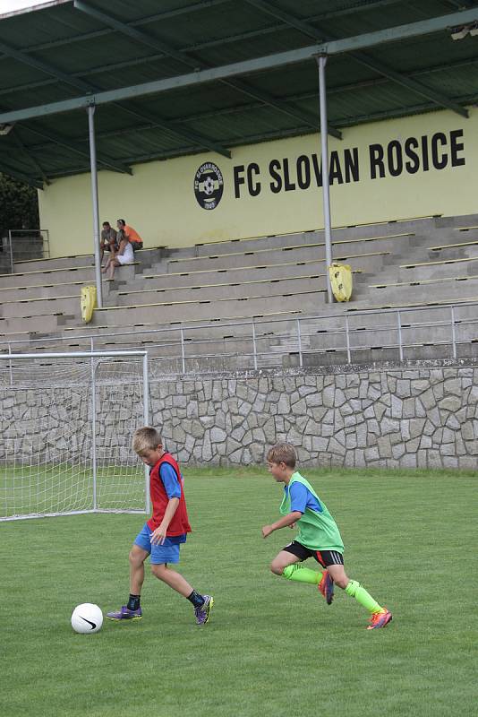 Už sedmý ročník Fotbalového kempu Petra Švancary hostí Rosice. Malí fotbalisté převážně z jižní Moravy si užili také návštěvu prvoligových fotbalistů Zbrojovky.