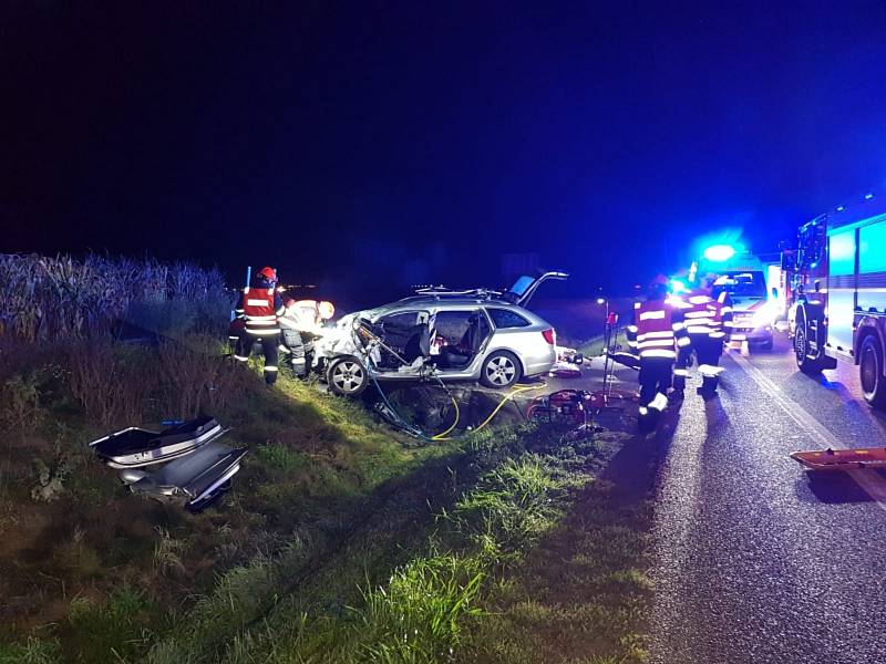 V noci na pondělí šestnáctého září se u Pohořelic na Brněnsku stala vážná nehoda. Při čelním nárazu auta do betonového mostku se zranili čtyři lidé.