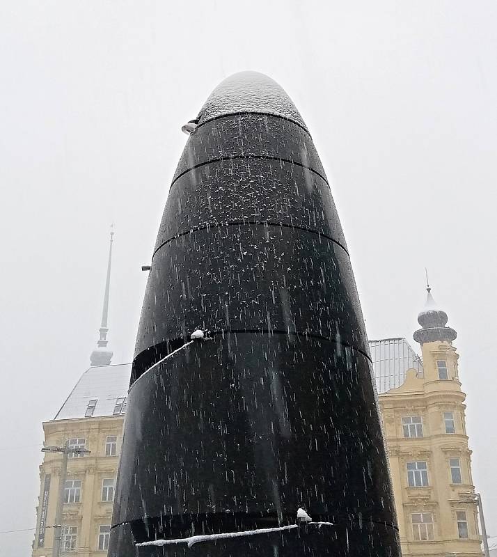 Centrum Brna zasypal sníh. Na snímku orloj na náměstí Svobody.