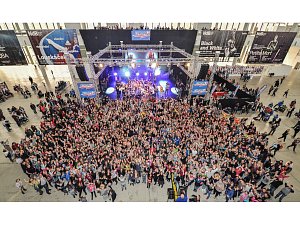  Český rekord v počtu lidí, kteří tančí ve stejný čas na jednom místě totožnou choreografii, v sobotu padl na veletrhu Dance Life Expo v Brně. Zapojilo se 1577 tanečníků.