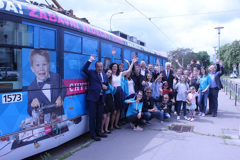 Po Brně bude jezdit nová tramvaj propagující svým potiskem brněnské Vida Science Centrum. Tramvaj pokřtili ředitel Vida centra Lukáš Richter, jihomoravský hejtman Bohumil Šimek a ředitel brněnského dopravního podniku Miloš Havránek.