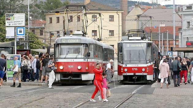 Městskou hromadnou dopravu v okolí brněnského hlavního nádraží čeká výluka. Dotkne se tramvajových linek i nočních autobusových spojů.