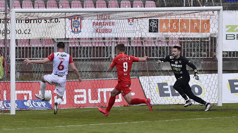 Zleva Martin Toml z Pardubic dává gól, Daniel Fila z Brna a brankář Brna Martin Berkovec.