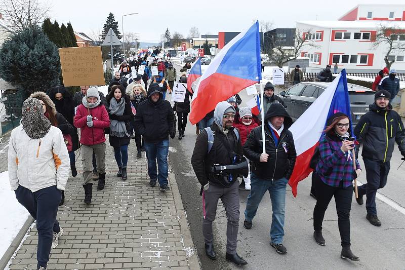 Protestní pochod a shromaždění před domem ministra zdravotnictví Jana Blatného v Jinačovicích na Brněnsku.